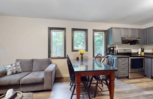Adjala-Tosorontio House | Cozy and Serene Retreat with AC, Streaming in Loretto, ON