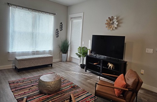 Northwest Orlando Apartment | Cozy and Spacious 1 bedroom King suite 10 mins from Downtown