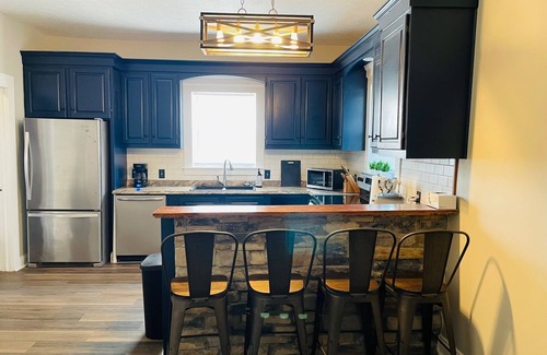 Marion House | Cozy and Spacious 3-bedroom house in Marion with AC, WiFi, close to downtown.