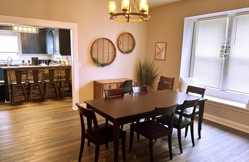 Marion House | Cozy and Spacious 3-bedroom house in Marion with AC, WiFi, close to downtown.