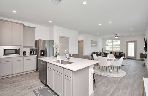 Southeast Houston House | Cozy and Spacious 4-bedroom retreat near Medical Center and Downtown Houston.