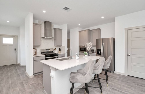 Southeast Houston House | Cozy and Spacious 4-bedroom retreat near Medical Center and Downtown Houston.
