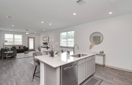 Southeast Houston House | Cozy and Spacious 4-bedroom retreat near Medical Center and Downtown Houston.