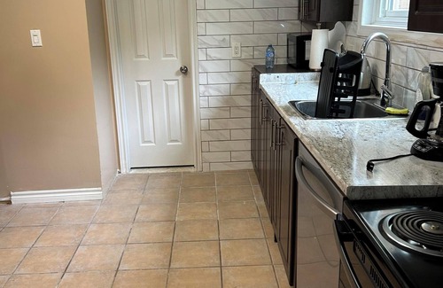 Barrie House | Cozy and Spacious 4 bedrooms, 1.5 bathroom, private yard for the whole family.