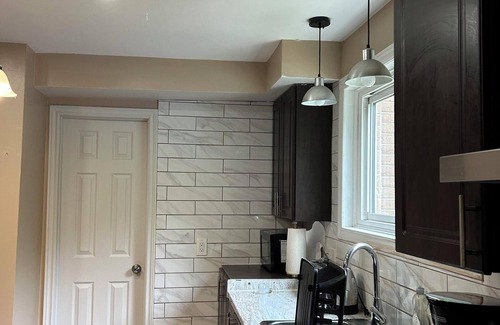 Barrie House | Cozy and Spacious 4 bedrooms, 1.5 bathroom, private yard for the whole family.
