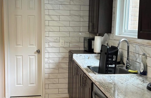Barrie House | Cozy and Spacious 4 bedrooms, 1.5 bathroom, private yard for the whole family.