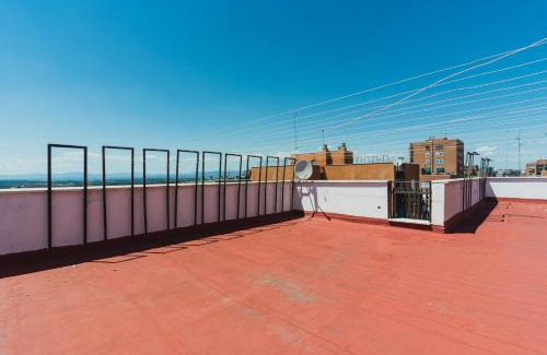 Moncloa-Aravaca House | Cozy and Stylish Room with Natural Light and Vibrant Decor