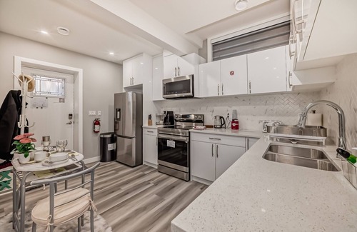 Southwest Calgary House | Cozy and Tastefully Furnished 1BR Guest Suite Close to Spruce Meadows SW Calgary