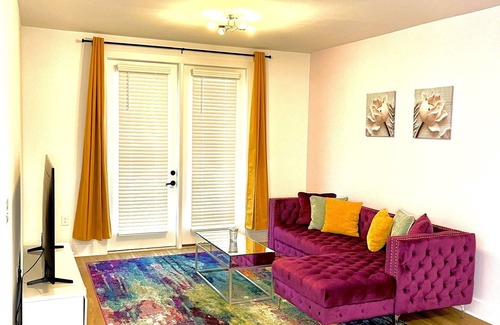 Cumberland Apartment | Cozy and Vibrant Get Away