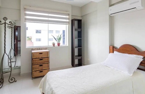 Santa Cruz House | Cozy apartment overlooking the park!