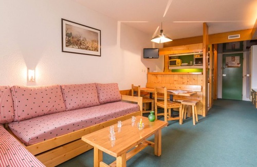 Arc-1800 Apartment | Cozy Apartment · Center of Arc 1800 · Balcony · Free WiFi