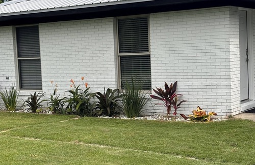 El Centro Beach House | Cozy apartment next to Frank Brown park,pier park, and 5 blocks from the beach