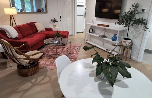 Ridge Wood Heights Apartment | Cozy Apartment 10 Min From Beach or Downtown/Covered Patio & Grill/Sleeps 4