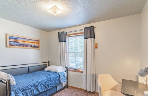 Jefferson City Apartment | Cozy Apartment+ 6 Min to State Capitol + Private Driveway