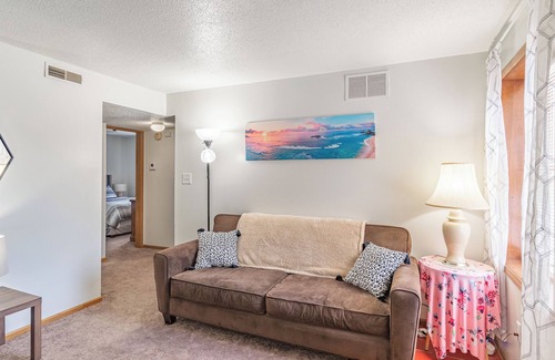Jefferson City Apartment | Cozy Apartment+ 6 Min to State Capitol + Private Driveway