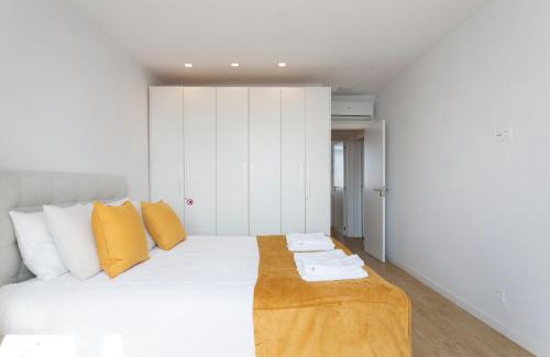 Linda-a-Velha Apartment | Cozy Apartment for Family and Group of Friends