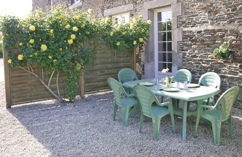 Roz-Landrieux Apartment | Cozy apartment in Roz-Landrieux