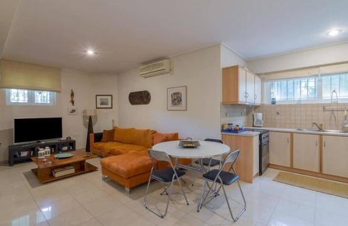 Kifisia Apartment | Cozy apartment in Nea Erythraia with courtyard