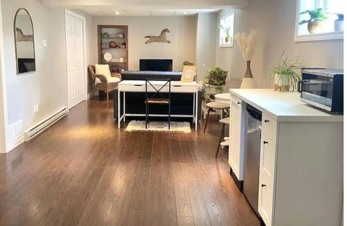 District Wright - Parc - de - la - Montagne House | Cozy Apartment in Hull, 10min to DT Ottawa, Gatineau Park/City Center w/ Parking