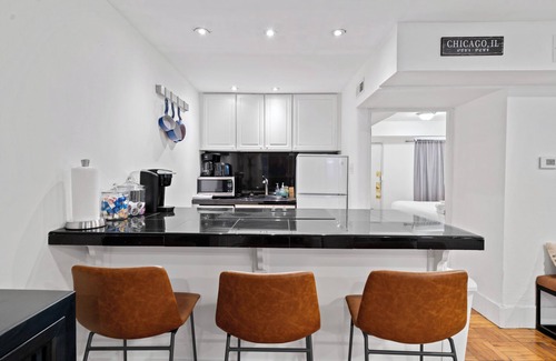 Old Town Triangle Apartment | Cozy Apartment in Lincoln Park