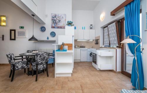 Barbariga Apartment | Cozy Apartment In Peroj With Wifi
