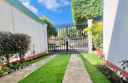 Managua House | Cozy apartment in phenomenal Managua with WiFi, AC, garache and kitchen.