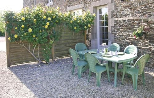 Roz-Landrieux Apartment | Cozy Apartment In Roz-Landrieux