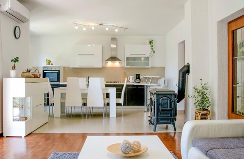 Smrika Apartment | Cozy apartment in Smrika with kitchen