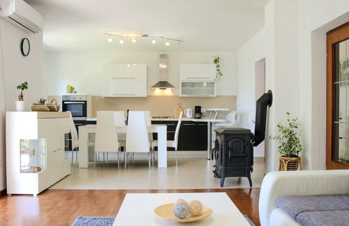 Smrika Apartment | Cozy apartment in Smrika with kitchen