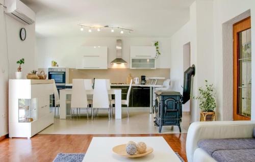 Smrika Apartment | Cozy Apartment In Smrika With Kitchen