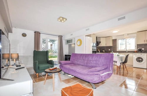 Vinassan Apartment | Cozy apartment in Vinassan with WiFi