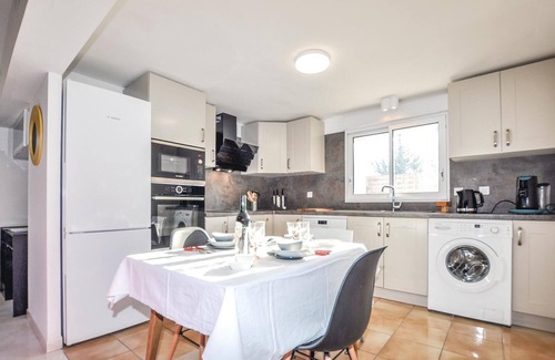 Vinassan Apartment | Cozy apartment in Vinassan with WiFi