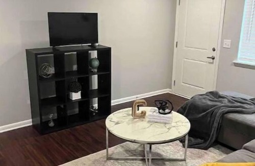 Atlanta Apartment | Cozy Apartment in West Midtown Atlanta. Located near all the malls and shops.