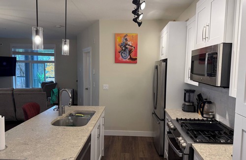 Surrey Apartment | Cozy Apartment Living! 2 minutes away from a bus and train station to Vancouver