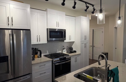Surrey Apartment | Cozy Apartment Living! 2 minutes away from a bus and train station to Vancouver