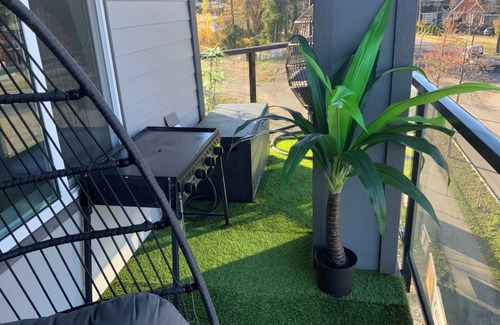 Surrey Apartment | Cozy Apartment Living! 2 minutes away from a bus and train station to Vancouver