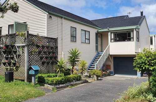 Tawa Apartment | Cozy apartment nestled among Wellington Hills with beautiful views