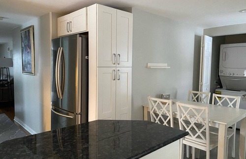 Downers Grove Apartment | Cozy apartment right in Downtown Downers Grove