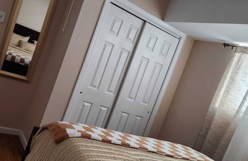 Port Richmond House | Cozy Apartment