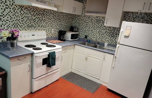 Brampton Apartment | Cozy apartment, walking distance to plazas. Airport pickup/drop off offered.