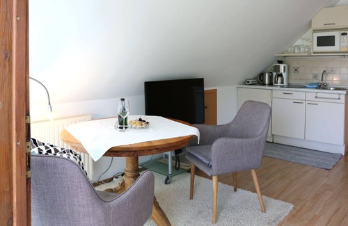 Sommerach Apartment | Cozy apartment with a small, romantic balcony with a view of the wine arbor