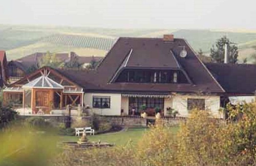 Sommerach Apartment | Cozy apartment with a small, romantic balcony with a view of the wine arbor
