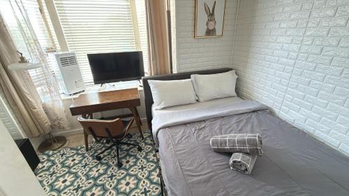 The Heights House | Cozy apartment with city skyline. Easy commute midtown Manhattan.