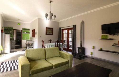 Eastcliff Apartment | Cozy Apartment with Garden View
