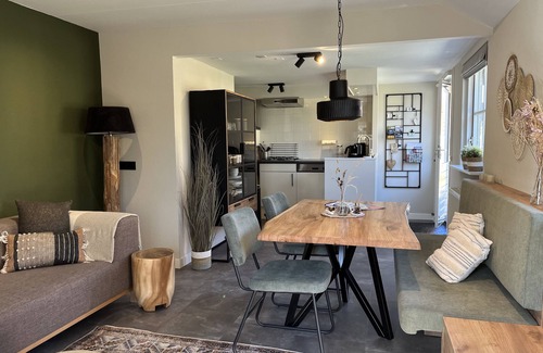 Baaiduinen Apartment | Cozy apartment with excellent kitchen and spacious bathroom.