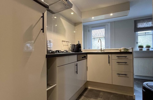 Baaiduinen Apartment | Cozy apartment with excellent kitchen and spacious bathroom.