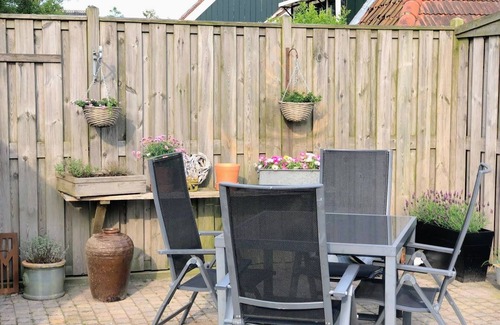 Baaiduinen Apartment | Cozy apartment with excellent kitchen and spacious bathroom.