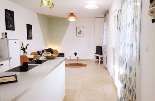 Champrosay Apartment | Cozy apartment with terrace and garden in a residential area