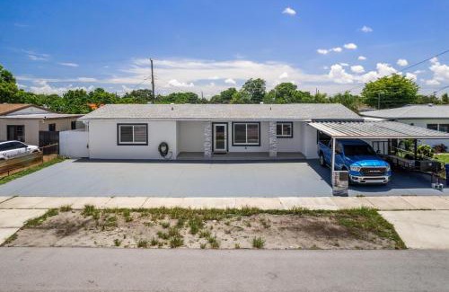 Carol City Apartment | Cozy Apartment with a luxury King Bed