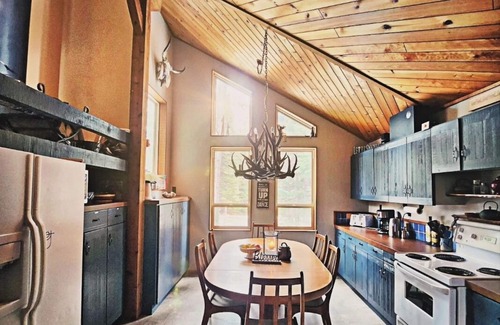 Okanagan-Similkameen Cabin | Cozy APEX Cabin 4 bedrooms- 8 beds - 5 min walk to village. 35 min to Penticton